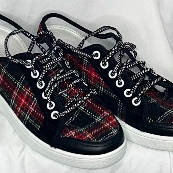 Traq by Alegra Lyriq Flannely Black Red Women's Sz 7 - 7.5 Shoes Sneakers - Picture 1 of 4